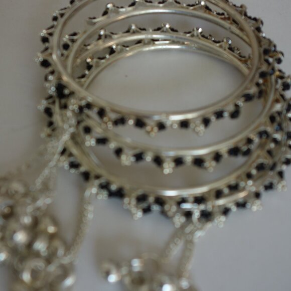 Beautiful 4 Bracelet Diameter 2.5" White Metal & Black Color Beads Vintage - Picture 11 of 16